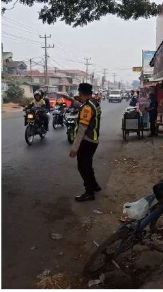 Hadir di Jam Rawan Kepadatan, Bhabinkamtibmas Talang Bubuk Lakukan Pengaturan Pagi dan Bantu Warga
