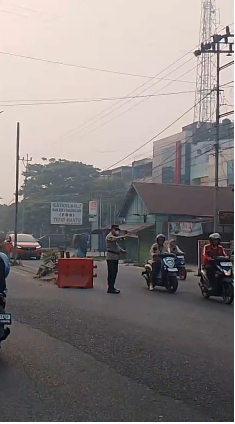 Turun Langsung Ke Jalan, Kapolsek Plaju Lakukan Pengaturan Lalu Lintas di Jalan DI Panjaitan