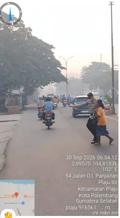 Mengayomi dan Melindungi, Kapolsek Plaju Sigap Seberangkan Warga Saat Arus Kendaraan Ramai