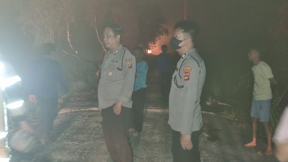 Polsek Kertapati Bersama PBK Tangani Kebakaran Lahan di Kelurahan Karyajaya