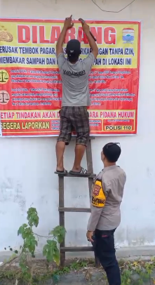 Upaya Preventif Kejahatan, Bhabinkamtibmas 20 Ilir I Pasang Spanduk Imbauan di Titik-Titik Strategis