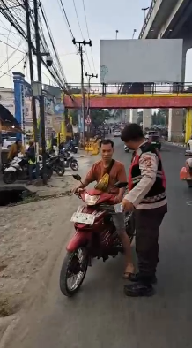 Antisipasi Kemacetan, Polsek Kemuning Gelar Strong Point Pagi dan Penindakan Pelanggar Lawan Arus di Pasar Km 5
