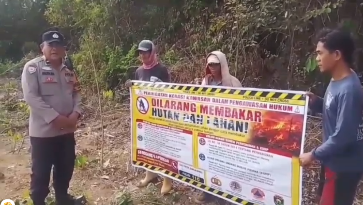 Antisipasi Karhutla, Bhabinkamtibmas Alang-Alang Lebar Gencarkan Edukasi Door to Door ke Warga