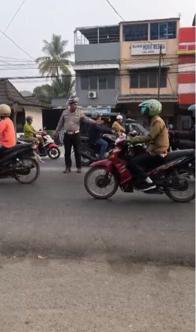 Personel Lantas Polsek Plaju Turun ke Jalan, Urai Kemacetan dan Jaga Kelancaran Arus Lalu Lintas