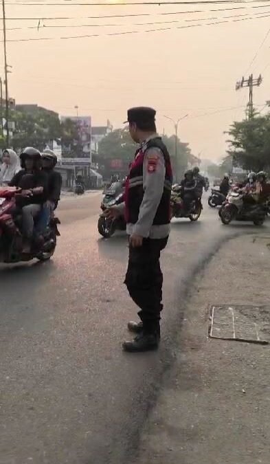 Personel Samapta Polsek Plaju Turun ke Jalan, Lakukan Pengaturan Lalu Lintas demi Kenyamanan Warga