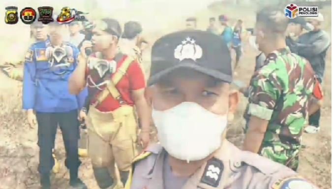 Sinergi Tiga Pilar dan Warga, Polsek Sukarami Padamkan Kebakaran Lahan di Sukarela