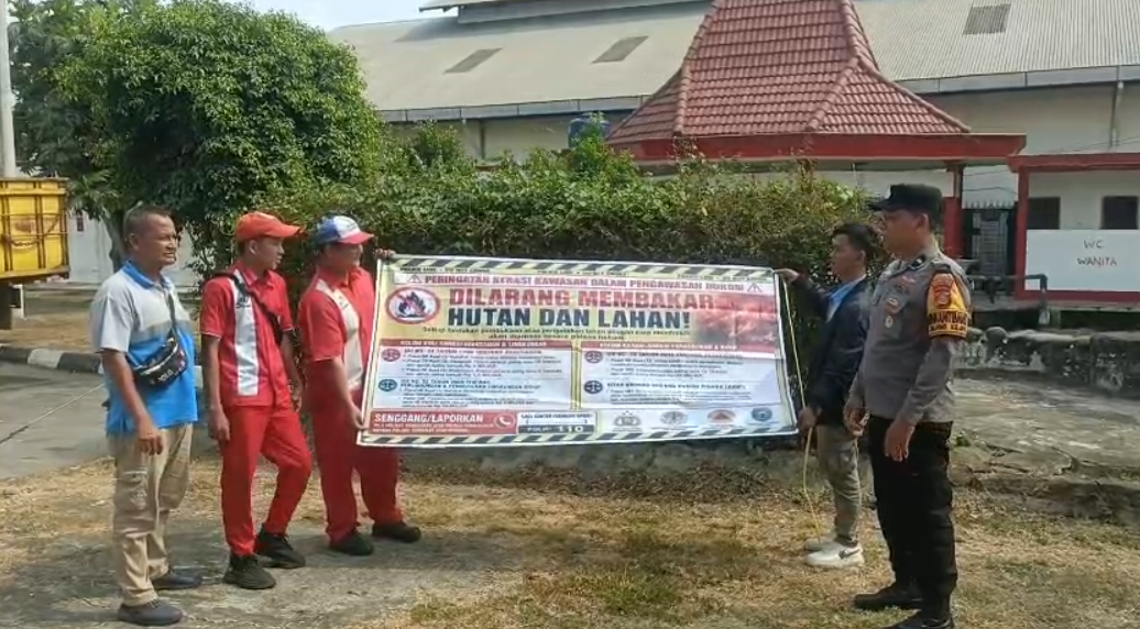 Cegah Karhutla, Bhabinkamtibmas Polsek Sukarami Pasang Spanduk dan Imbauan di Jalan Sukarela