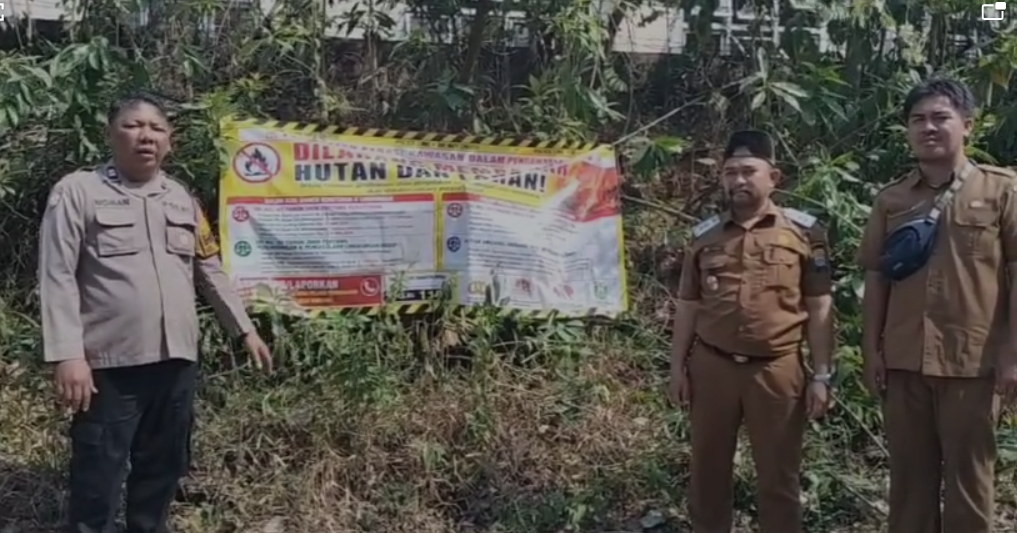 Cegah Karhutla, Bhabinkamtibmas Polsek Sukarami Pasang Spanduk dan Imbauan di Kelurahan Karya Baru