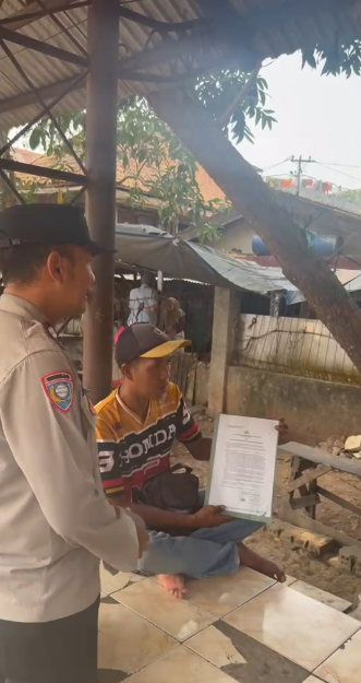 Cegah Karhutla, Bhabinkamtibmas Kelurahan Plaju Giat Sebar Maklumat Kapolda Sumsel