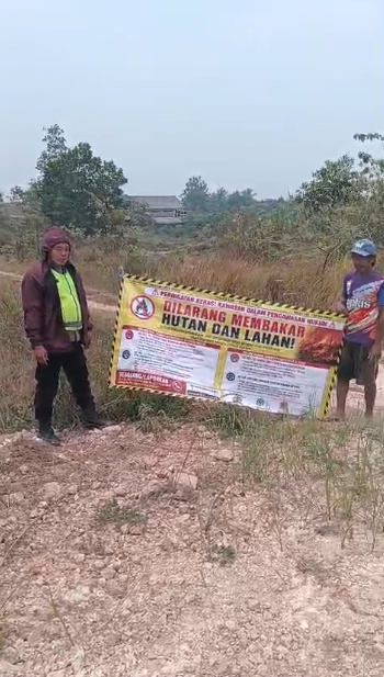 Cegah Karhutla, Bhabinkamtibmas Talang Betutu Beri Imbauan Bahaya Kebakaran Lahan di RT 21