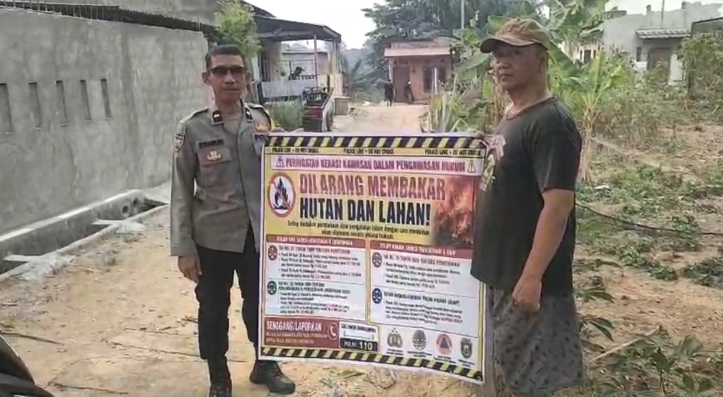 Cegah Karhutla, Bhabinkamtibmas Kelurahan Kebun Bunga Pasang Spanduk dan Beri Imbauan ke Warga