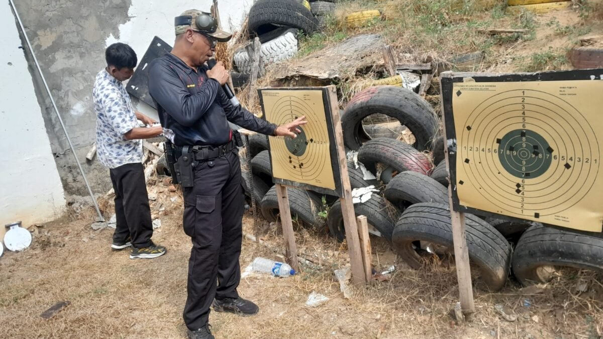 Seluruh Satuan Fungsi Polrestabes Palembang Ikuti Latihan Menembak di Lapangan Tembak