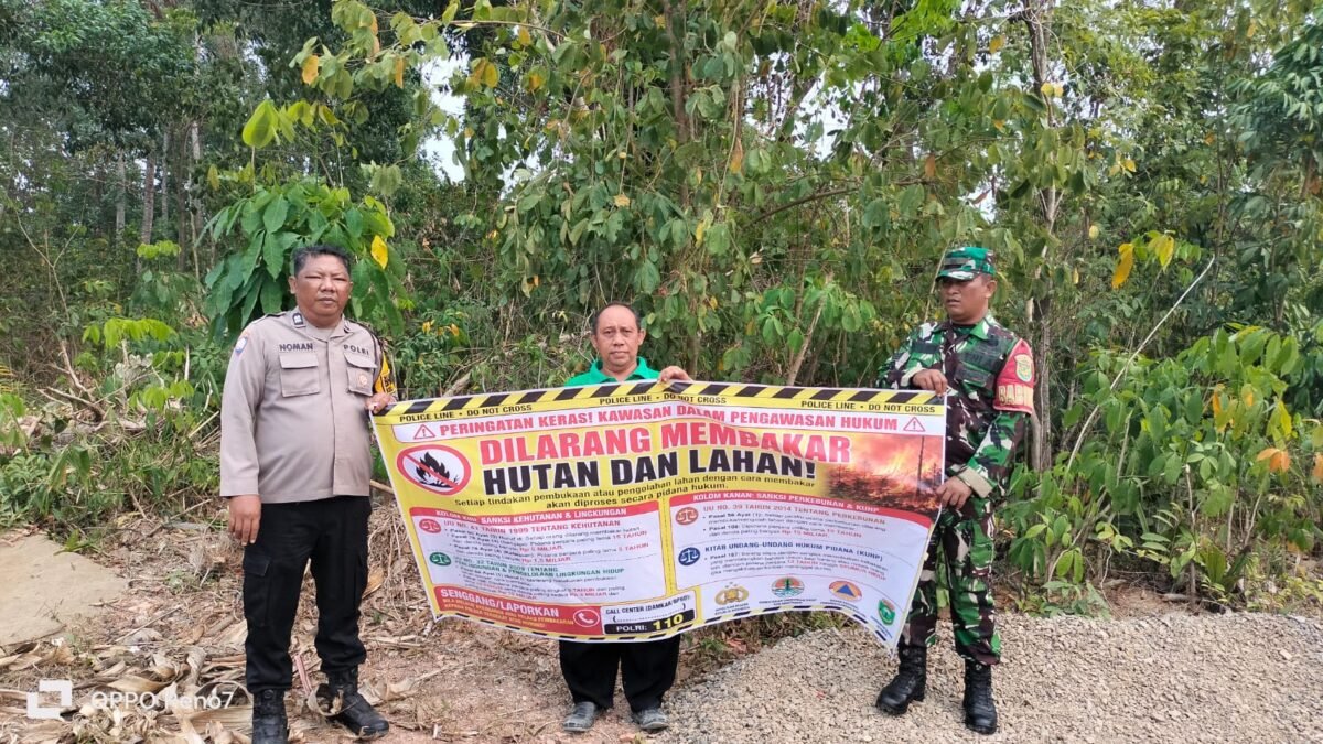 Cegah Karhutla, Bhabinkamtibmas dan Babinsa Sambangi Warga Sampaikan Imbauan