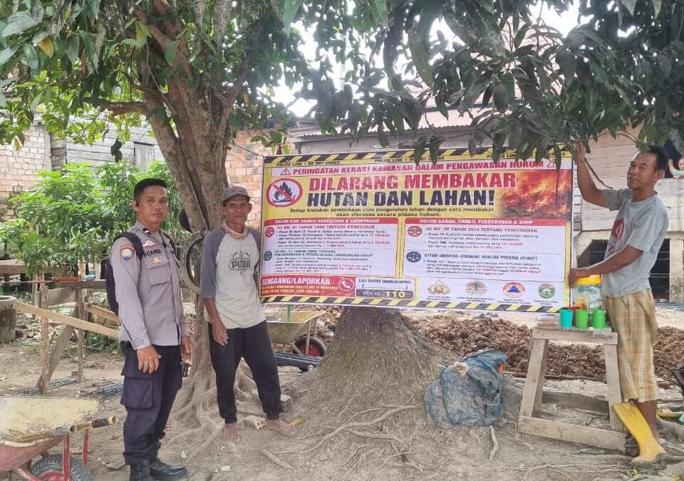 Jaga Lingkungan dari Karhutla, Polisi dan Babinsa Turun Langsung Beri Imbauan kepada Warga