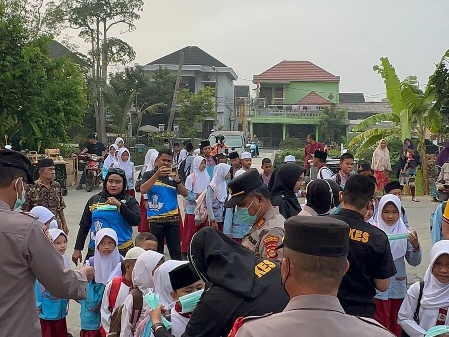 Udara Memburuk, Polrestabes Palembang Gerak Cepat Bagikan Masker untuk Siswa dan Guru