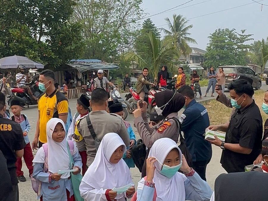 Kabut Asap Menyelimuti Palembang, Polrestabes Bagikan Masker Gratis ke Lingkungan Sekolah