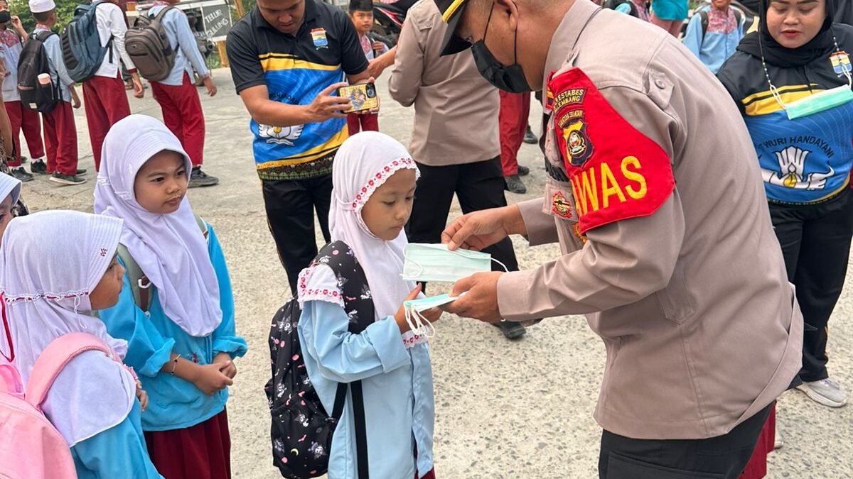 Polisi Peduli Kesehatan Anak, Masker Gratis Dibagikan di Tengah Kabut Asap Palembang