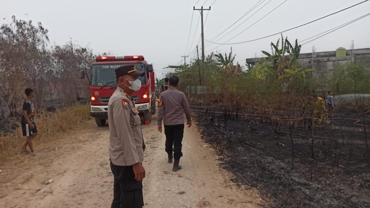 Cegah Api Meluas, Pawas dan Bhabinkamtibmas Polsek Sukarami Turun Padamkan Karhutla