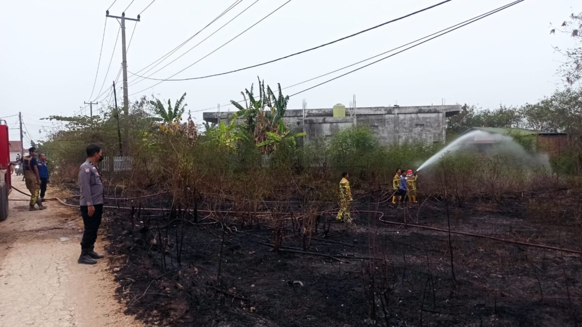 Mitigasi Karhutla, Polsek Sukarami Bersama PBK Padamkan Api di Jalan Sukosari