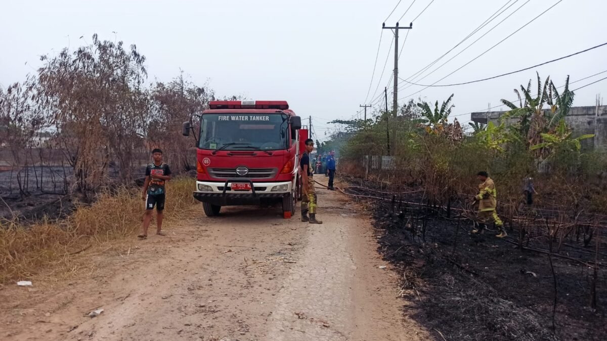 Karhutla di Talang Kelapa Berhasil Dipadamkan, Polsek Sukarami Siaga di Lapangan