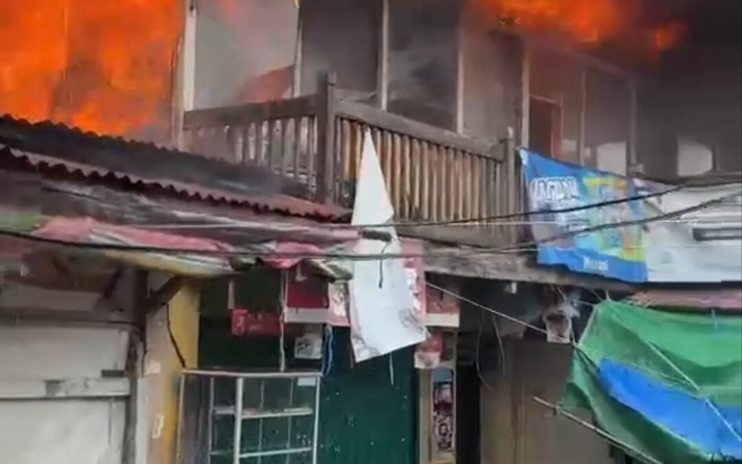 Pedagang Panik, Api Lahap Rumah dan Kios di Pasar Suak Batu Palembang