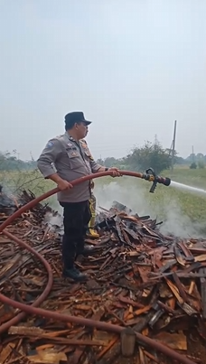 Sinergi Bhabinkamtibmas Keramasan dan Tim PBK Kota Palembang Berhasil Padamkan Api di RT 23