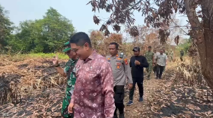 Cegah Kebakaran Meluas, Kapolsek Kalidoni Bersama Tim Mabes TNI Tinjau Lahan Terbakar di Sei Selincah