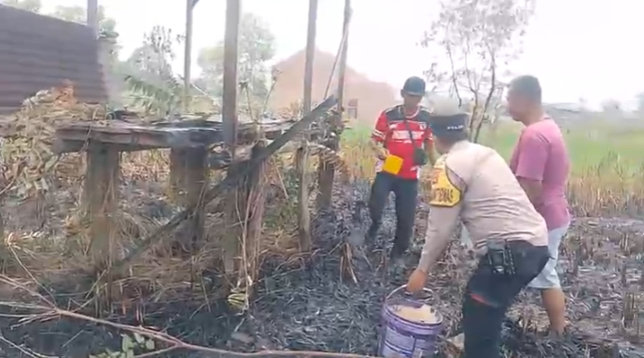 Lahan Terbakar di Jalan Jepang Sei Selincah, Bhabinkamtibmas Polsek Kalidoni Turun Tangan
