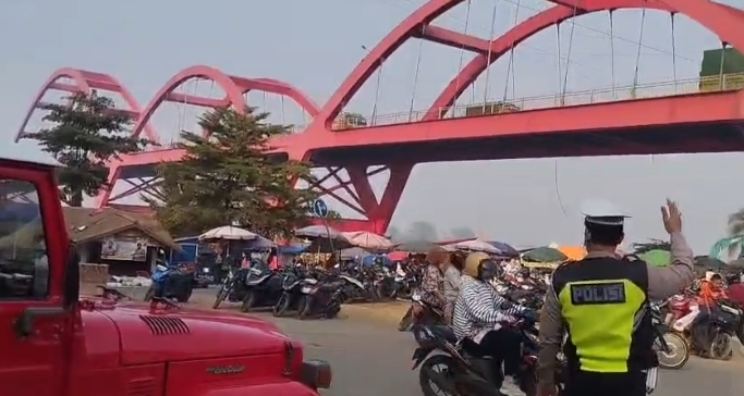 Wujud Pelayanan Prima, Unit Lantas Polsek Gandus Lakukan Plotting Pagi di Pasar Bawah Jembatan Musi II