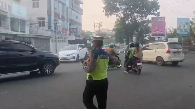 Antisipasi Kepadatan Pagi, Kanit Lantas Polsek IT I Palembang Atur Arus di Simpang Mayor Ruslan