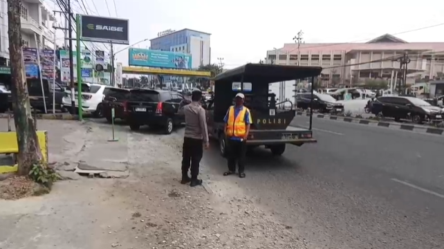 Patroli di Jalan Jenderal Sudirman, Samapta Polsek IT I Rangkul Jukir dan Bantu Penyeberang Jalan