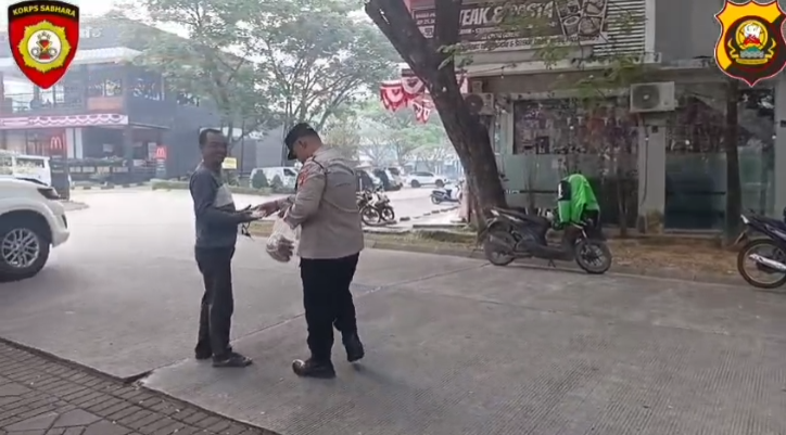 Patroli di Perumahan CGC, Personel Pos Pol KM 12 Polsek Sukarami Bagikan Sarapan Pagi ke Warga