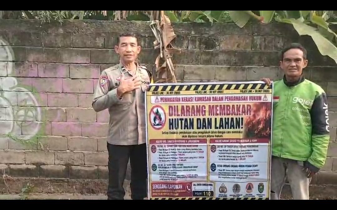 Cegah Karhutla, Bhabinkamtibmas Polsek Sukarami Pasang Spanduk Imbauan di Permukiman Warga