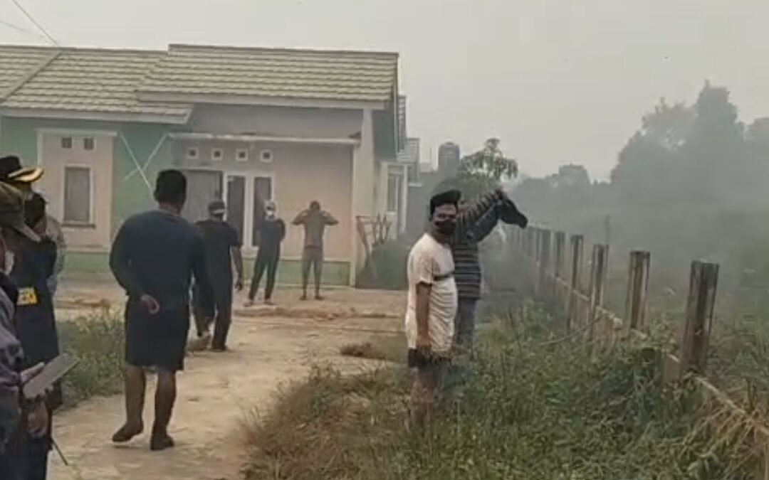 Cegah Api Meluas, Kapolsek Sako Bersama Personel dan Warga Lakukan Pemadaman Karhutla