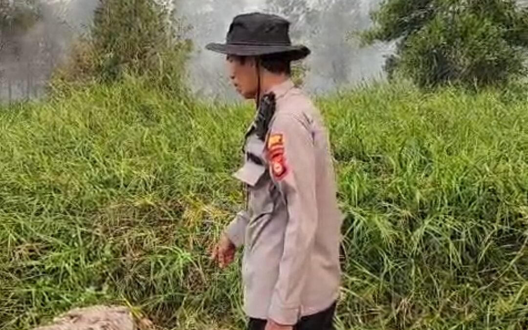 Kapolsek Sako Turun Langsung Tangani Karhutla di Borang, Api Berhasil Dikendalikan