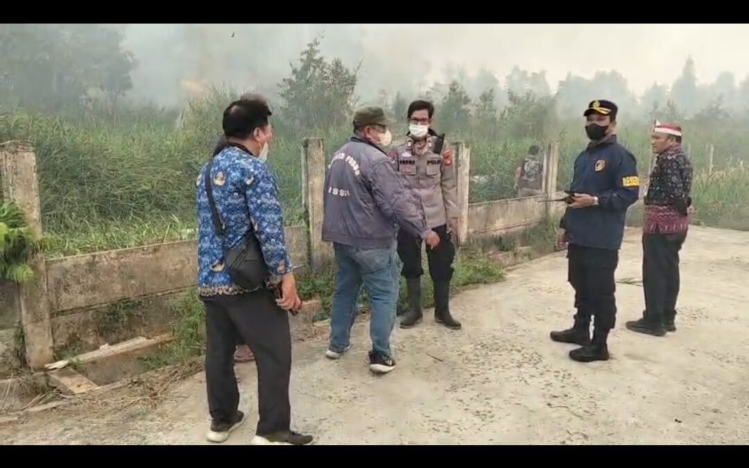 Gerak Cepat Cegah Karhutla, Kapolsek Sako Bersama Warga Padamkan Api di Borang