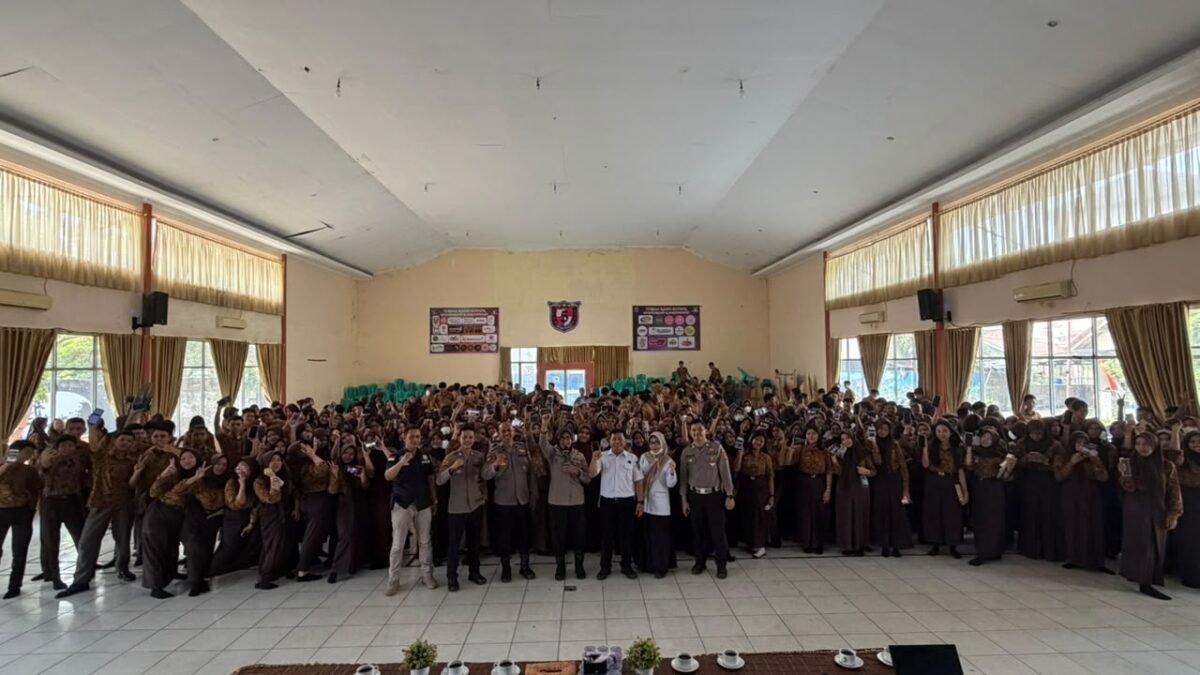 Cegah Kejahatan Siber, Polrestabes Palembang Ajak Siswa SMAN 5 Bijak Manfaatkan Teknologi AI