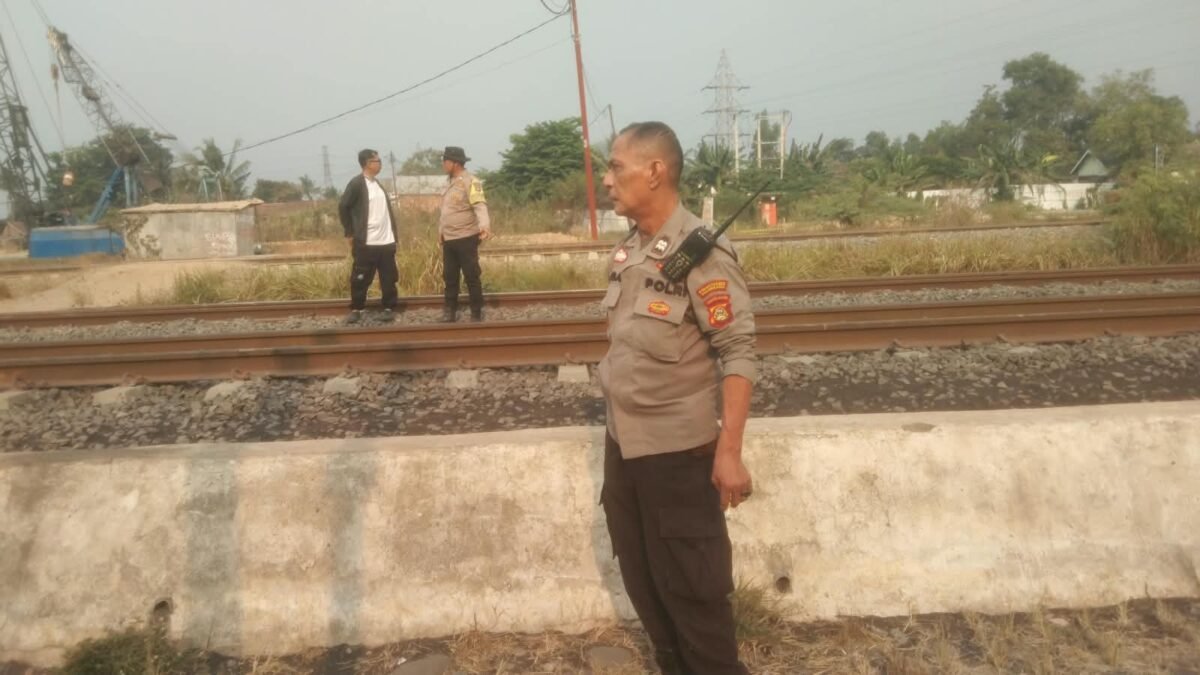 Gerak Cepat Cegah Karhutla, Polsek Kertapati Bersama PBK Tangani Lahan Terbakar