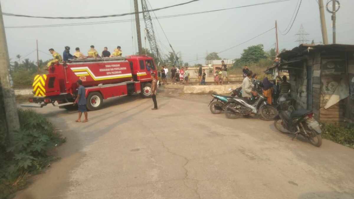Cegah Karhutla Meluas, Polsek Kertapati Cek dan Padamkan Titik Api di Pinggir Rel