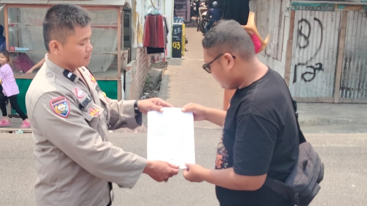 Jangan Bakar Sampah Sembarangan, Bhabinkamtibmas 23 Ilir Ingatkan Warga soal Kesehatan