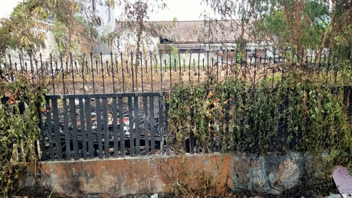 Kebakaran Lahan di Demang Lebar Daun, Warga dan PBK Bergerak Cepat Padamkan Api
