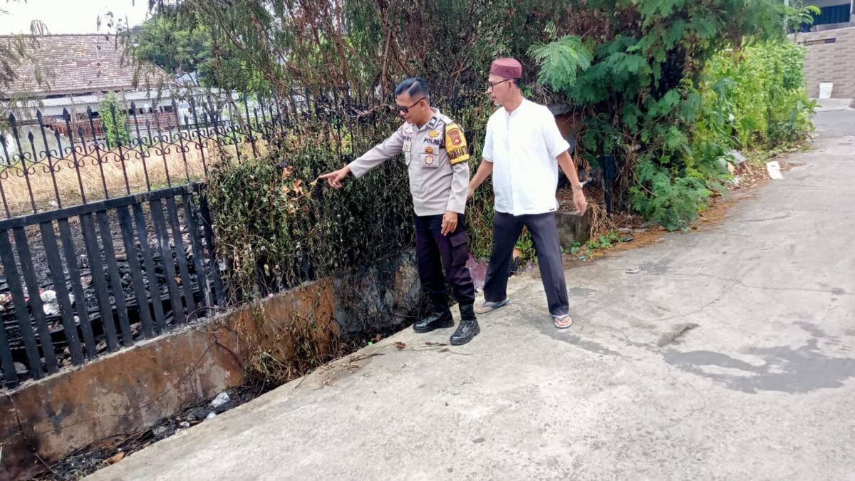 Kebakaran Lahan Terjadi di Demang Lebar Daun, Polisi dan Warga Bergerak Cepat