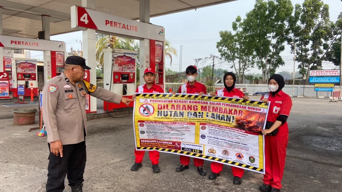 Waspada Kebakaran! Bhabinkamtibmas Polsek Sukarami Sampaikan Imbauan Keselamatan di SPBU