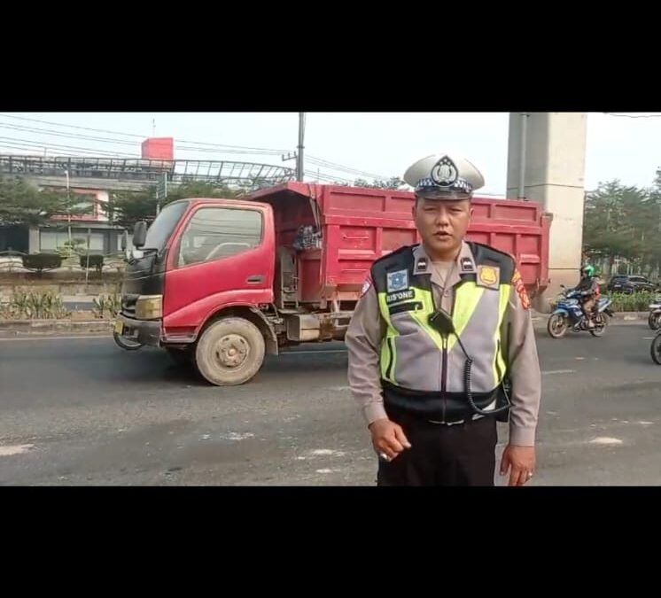 Polsek Sukarami Sigap Atur Lalu Lintas, Antisipasi Kemacetan di Sejumlah Ruas Jalan
