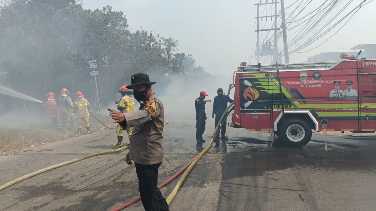 Kobaran Api Hanguskan Lahan Semak, Polisi Amankan Lokasi dan Kumpulkan Keterangan
