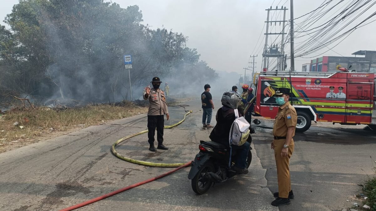 Gerak Cepat Polisi dan Damkar Jinakkan Api di Lahan Semak Maskarebet