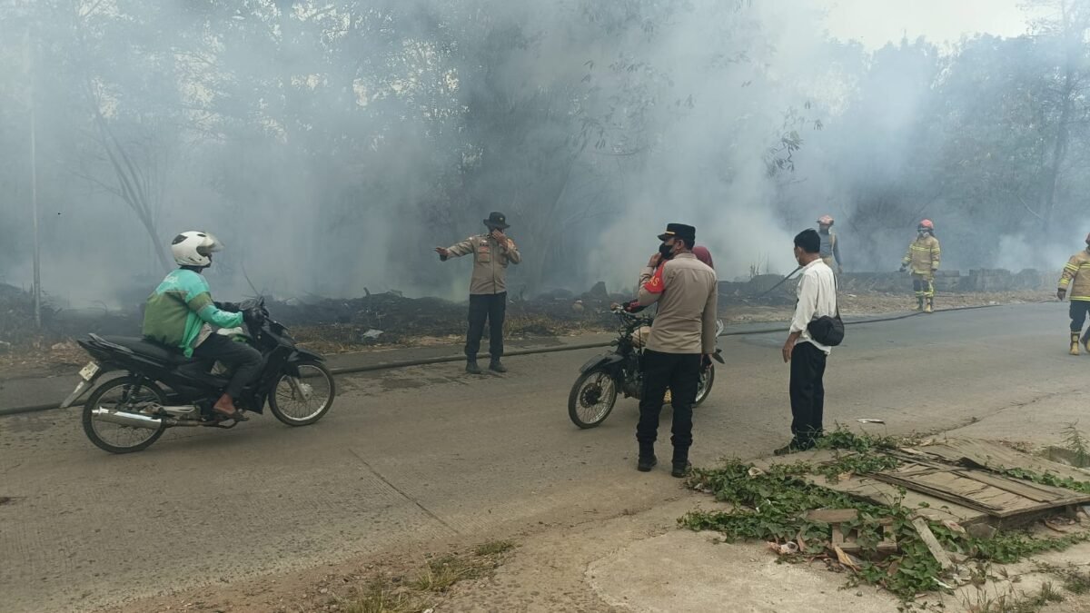 Polrestabes Palembang Tangani Karhutla di Talang Kelapa, Api Padam 14.55 WIB