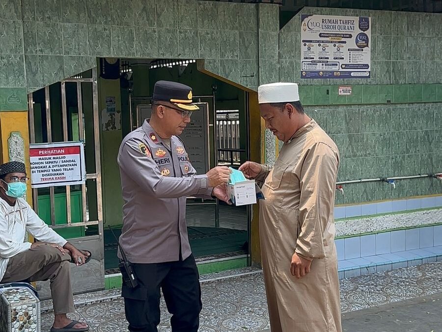 Wujud Kepedulian di Tengah Kabut Asap, Polsek SU 1 Bagikan Masker Gratis untuk Warga