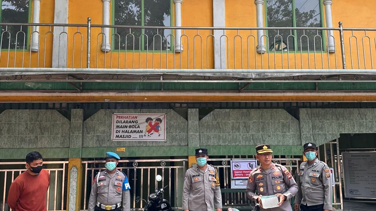 Peduli Kesehatan Warga, Kapolsek SU 1 Bagikan Masker Gratis di Tengah Kabut Asap