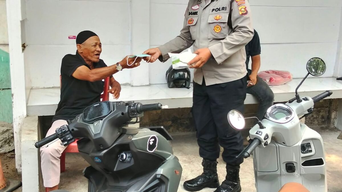 Lindungi Warga dari Dampak Asap Karhutla, Kapolsek SU 1 dan Personel Bagikan Masker Gratis
